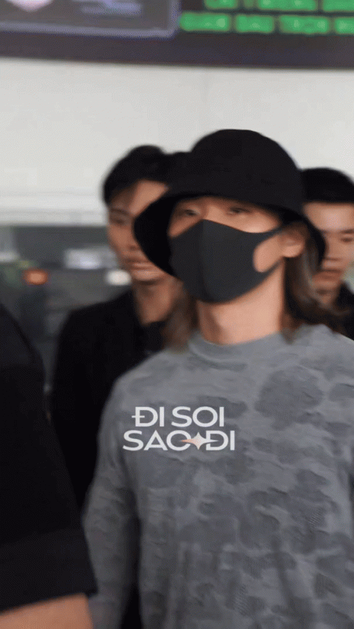 Daesung vẫy tay chào fan