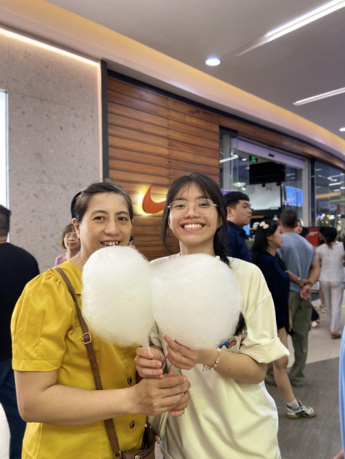 Khách hàng hào hứng khi nhận kẹo bông gòn