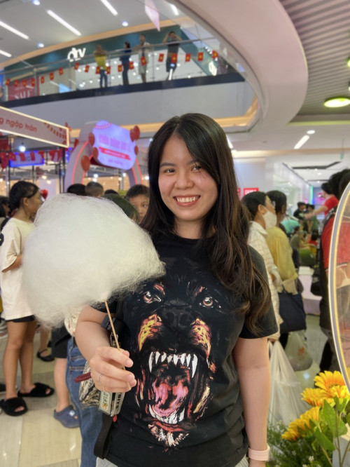 Khu vực làm kẹo bông gòn thu hút hơn