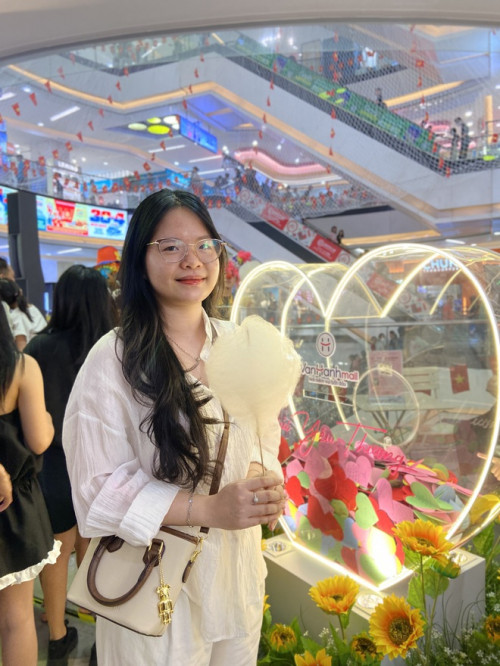 Khách hàng hào hứng khi nhận kẹo bông gòn
