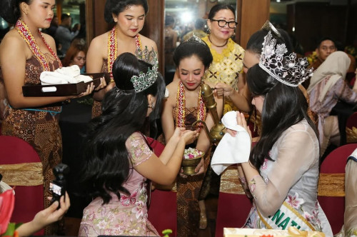 Thanh Thủy trong trang phục Kebaya