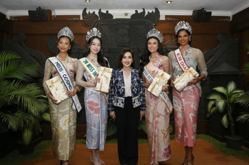 Thanh Thủy và các hoa hậu