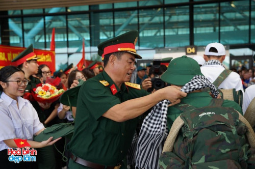 Cuộc chia tay đặc biệt tại Tân Sơn Nhất sáng nay- Ảnh 6.