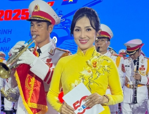 Nữ MC góp giọng trong thời khắc trang trọng của lễ kỷ niệm 30/4- Ảnh 1.