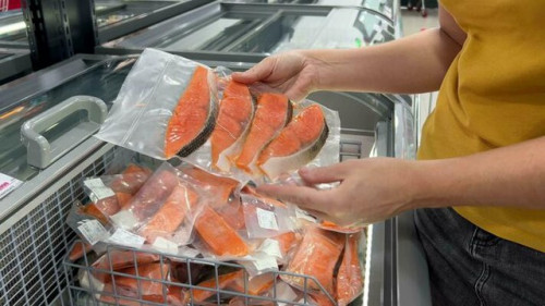Thực phẩm, cá mua từ siêu thị có cần rửa lại không? Chuyên gia cảnh báo.