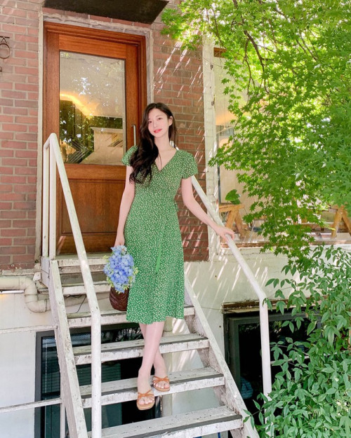 Sandal phối với váy liền midi - Ảnh 1.
