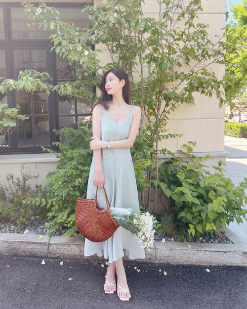 Sandal phối với váy liền midi - Ảnh 2.