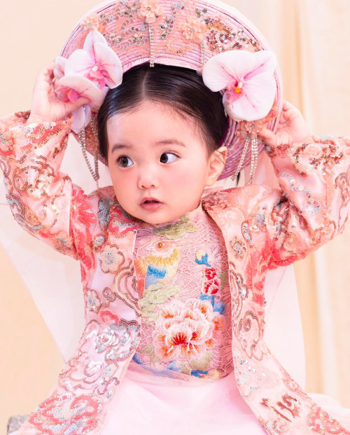Lisa - Cô bé xinh như búp bê