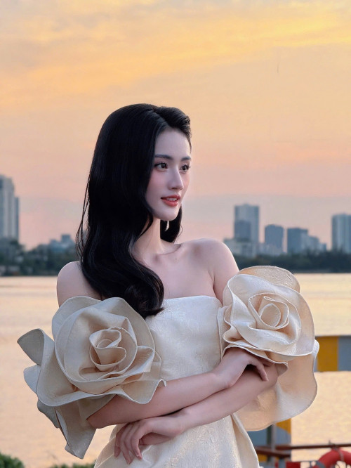 Ý Nhi tham gia Miss World