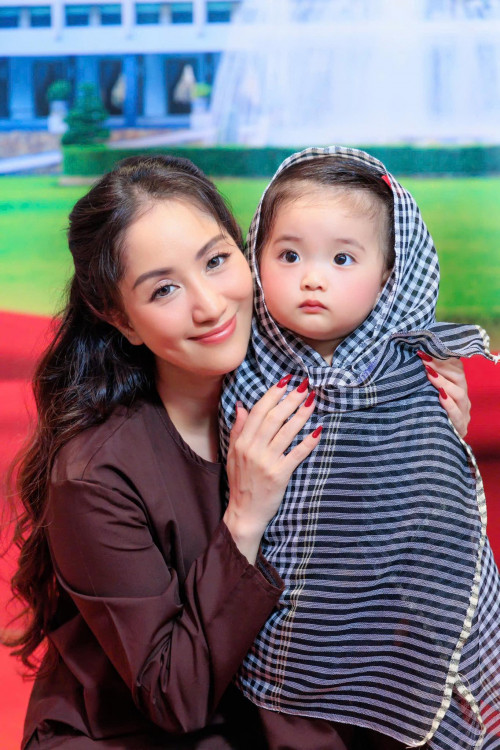 Lisa - Cô bé xinh như búp bê