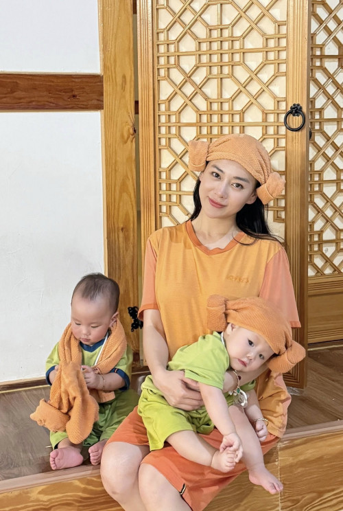 Phương Oanh bên cặp sinh đôi