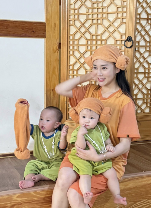 Phương Oanh bên cặp sinh đôi