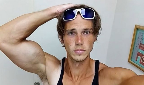 Brad Love tự nhận là người xin tiền chuyên nghiệp