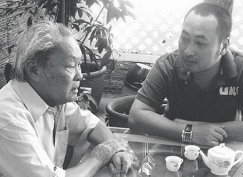 Nhà văn Nguyễn Quang Sáng và con trai