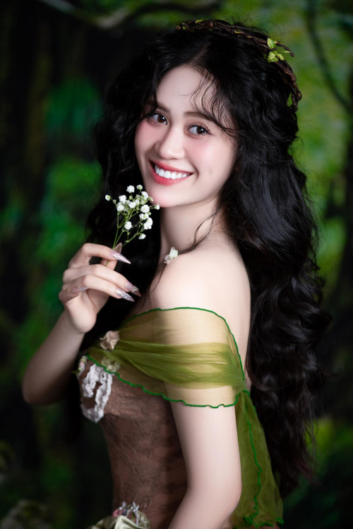 Nữ ca sĩ Việt đi nhiều, đòi xóa clip đàn ông nắm tay: "Tôi không biết chối bỏi gì"- Ảnh 2.