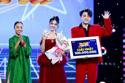 Nữ ca sĩ Việt đi nhiều, đòi xóa clip đàn ông nắm tay: "Tôi không biết chối bỏi gì"- Ảnh 1.