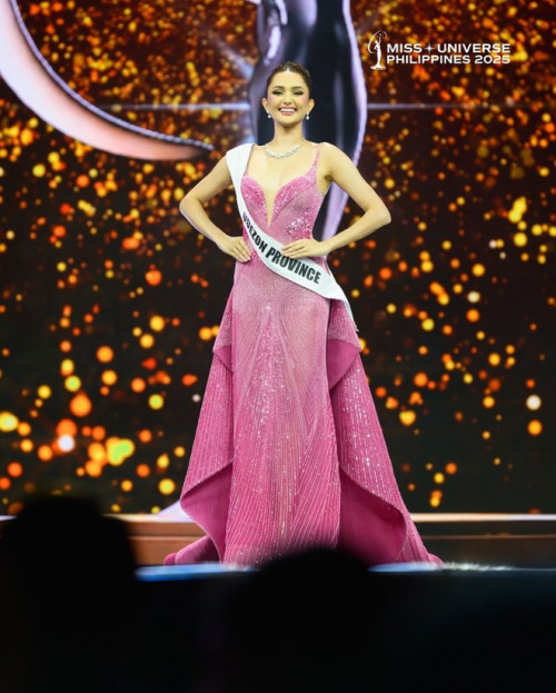 Maria Ahtisa Manalo trong trang phục dạ hội