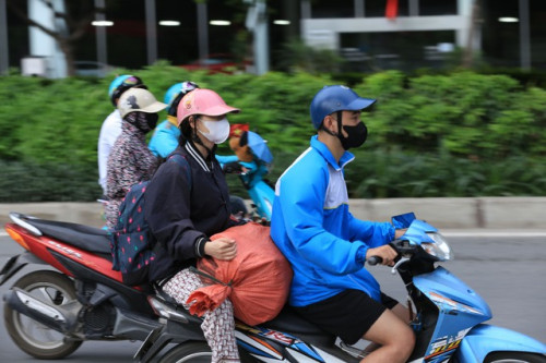 Hành khách tại bến xe