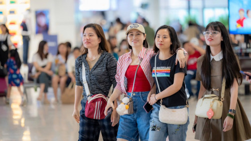 Hành khách tại sân bay Nội Bài