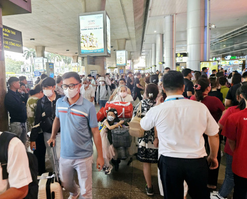 Hành khách trở lại TP HCM đông đúc