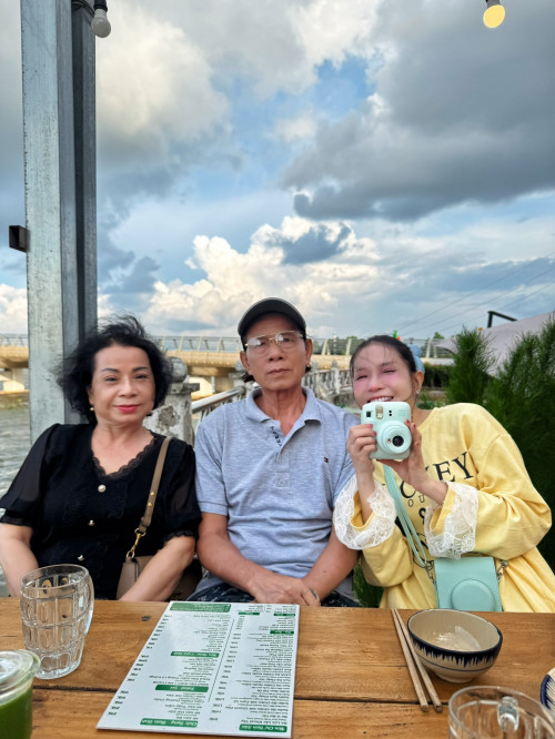 Khả Như đang ăn cùng gia đình