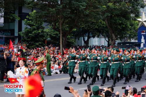 Hình ảnh người dân đặt vé máy bay và khách sạn cho "concert quốc gia" 2/9 tại Hà Nội.