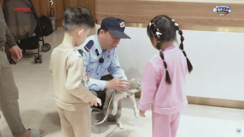 Cặp sinh đôi nhà Khắc Việt bất ngờ bị góp ý vì nói chuyện không- Ảnh 1.