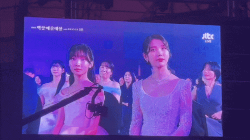 Đáng yêu nhất Baeksang 2025: IU ra sức nhắc bài
