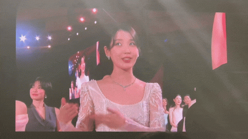 Đáng yêu nhất Baeksang 2025: IU ra sức nhắc bài