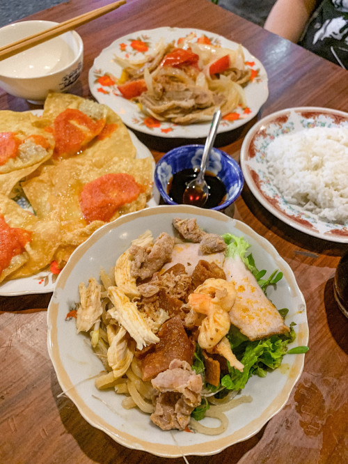 Cao lầu thập cẩm với nhiều thành phần