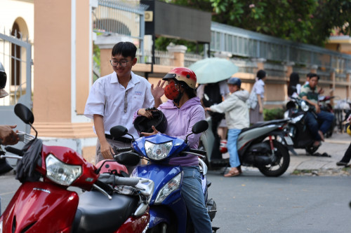 Học sinh trở lại trường