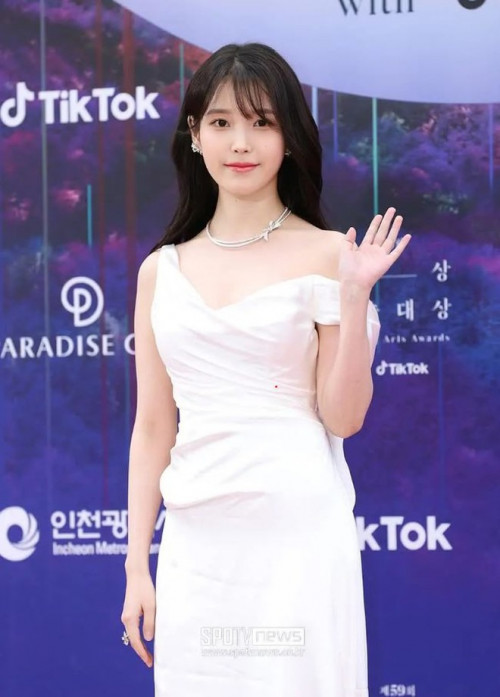 IU tại Baeksang 2025