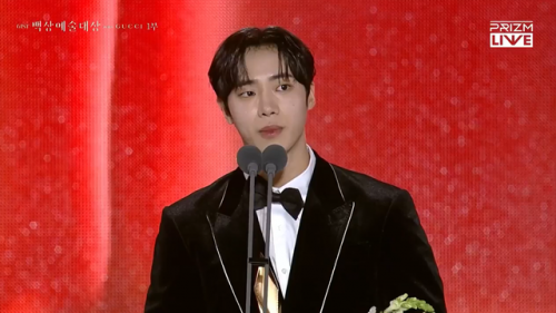 Trực tiếp Baeksang 2025: Nữ phúc Khi Cuộc Đời Cho Bạn Quả Quyết được vinh danh, IU bật khóc