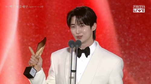 Trực tiếp Baeksang 2025: Nữ phúc Khi Cuộc Đời Cho Bạn Quả Quyết được vinh danh, IU bật khóc