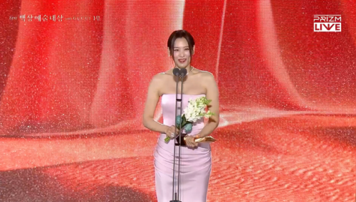 Trực tiếp Baeksang 2025: Nữ phúc Khi Cuộc Đời Cho Bạn Quả Quyết được vinh danh, IU bật khóc