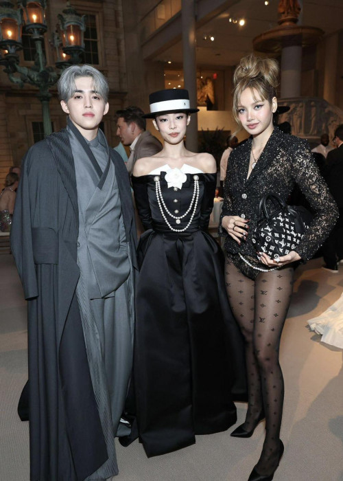 Khung hình khó hiểu của Jennie - Lisa (BLACKPINK) tại Met Gala 2025: Chuyện gì xảy ra thế này?- Ảnh 4.