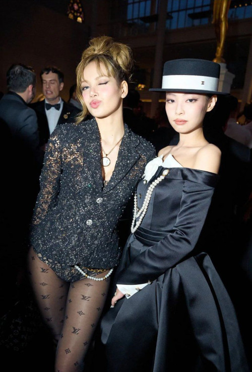 Khung hình khó hiểu của Jennie - Lisa (BLACKPINK) tại Met Gala 2025: Chuyện gì xảy ra thế này?- Ảnh 1.