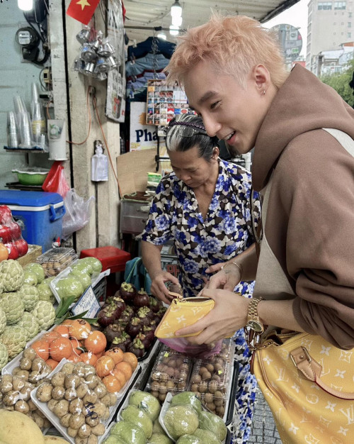 Hành động gây sốc ngay giữa chợ của Sơn Tùng- Ảnh 2.