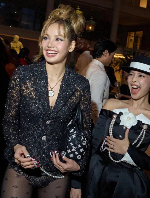 Khung hình khó hiểu của Jennie - Lisa (BLACKPINK) tại Met Gala 2025: Chuyện gì xảy ra thế này?- Ảnh 2.