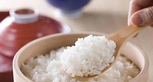 Người phụ nữ 49 tuổi nhất quyết ăn gạo mỗi ngày