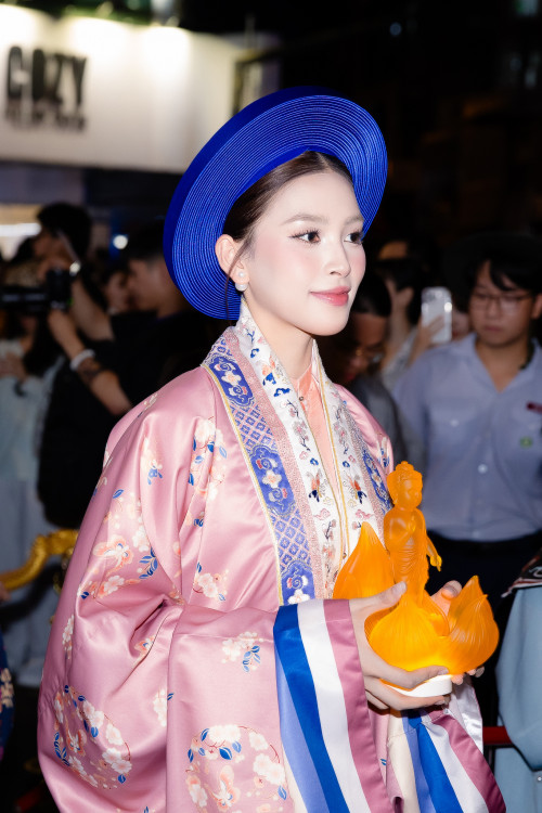 Hoa hậu Tiểu Vy bừng sáng