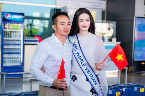 Ý Nhi và bạn bè tại sân bay