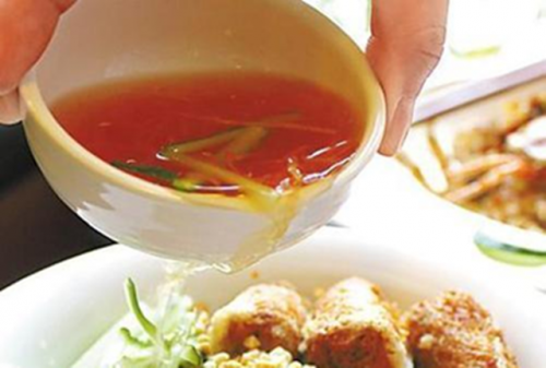 3 thói quen dùng nước mắm sai cách "bảo món sắc khỏe" nhưng nhiều người mắc phải - Ảnh 1.