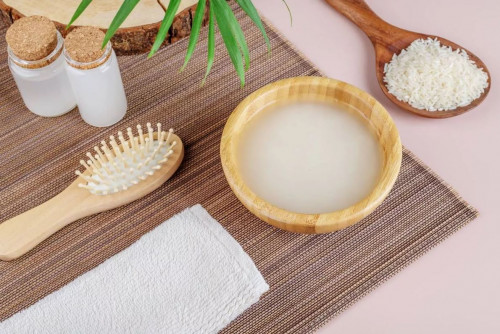 Nước vo gạo giúp tóc chắc khỏe.
