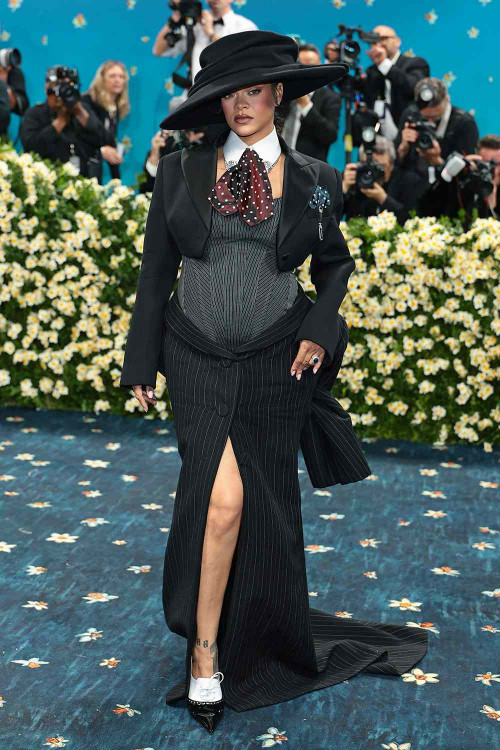 Rihanna khoe bụng bầu gây sốt Met Gala