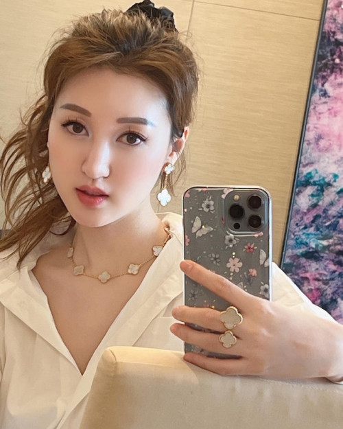 Hà Diễm Quyên khoe sắc với bộ trang sức giá 189.000 HKD
