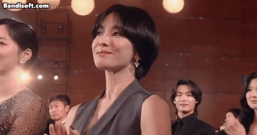 Biểu cảm của Song Hye Kyo khi các đồng nghiệp nhận giải