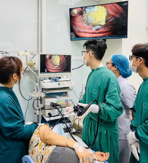 Khối bã thức ăn lớn phát hiện trong dạ dày.
