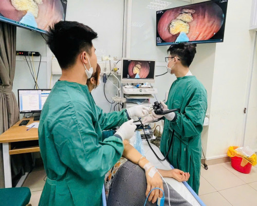 Khối bã thức ăn lớn phát hiện trong dạ dày.