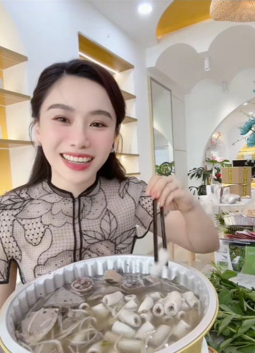 Clip MC Anh Thơ ăn lồng se điệu